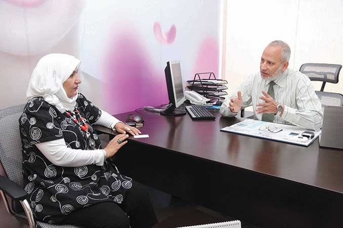 د يحيى زيدان يتحدث الى الزميلة زينب ابوسيدو محمد خلوصي