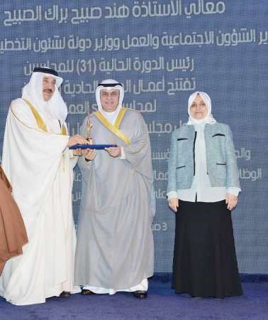 عادل الماجد متسلما الجائزة بحضور الوزيرة هند الصبيح
