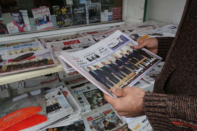 ايراني يطالع خبر تمديد المفاوضات في احدى الصحف الايرانية امسافپ﻿