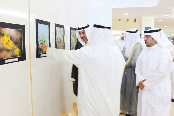 الشيخ فيصل الحمود ودنايف ابجاد المطيري اثناء المعرض﻿