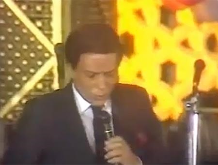 بالفيديو.. عادل إمام يغني أغنية "ممنوعة" لعدوية
