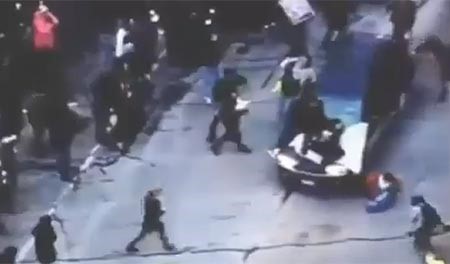 بالفيديو.. سيارة تقتحم جموع المتظاهرين في اميركا وتدهسهم !