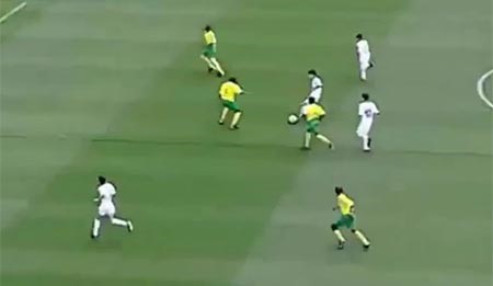 بالفيديو.. طفل جزائري يُبهر الآلاف.. بهدفٍ مُذهلٍ