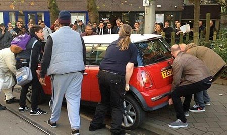 بالفيديو.. سائقة غبية في بريطانيا ركنت سيارتها على خط سكة قطار... شاهد ماذا حدث
