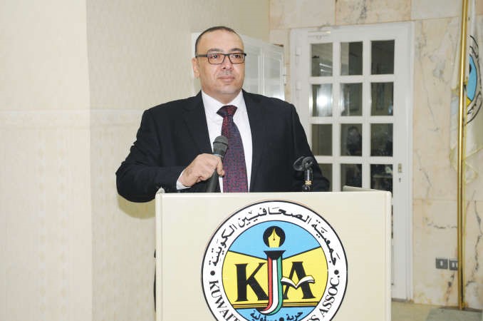 الزميل اسامة دياب ملقيا كلمة الصحافيين المصريين بالكويت﻿