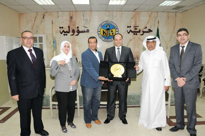 الزميلان عدنان الراشد وحسام فتحي يكرمان المستشار محمد فوزي﻿