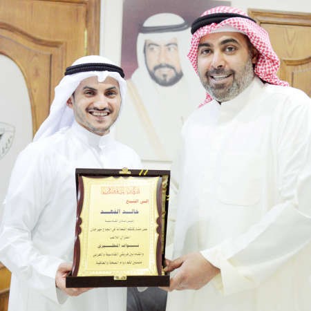 الشيخ خالد الفهد يتسلم درعا تذكارية من نواف المطيري