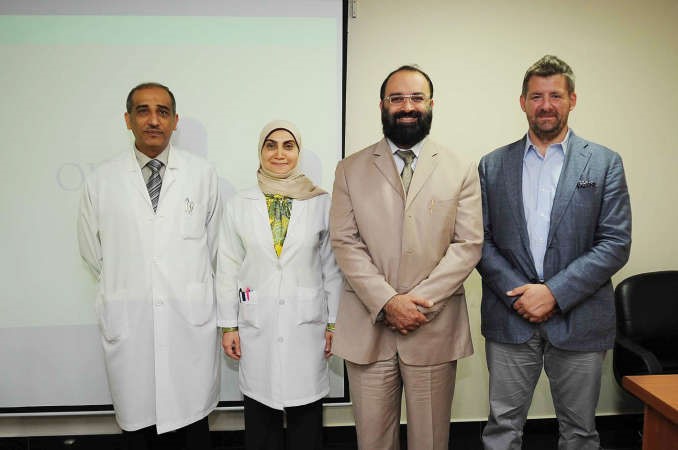 دمبارك الكندري ودهناء الحمود مع كامليو دوسيمو المدير الاقليمي لشركة اوبالون واحد الاطباء بالورشة