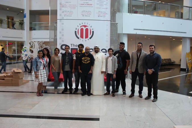  المحامي صالح المذن وهند الناهض مع اعضاء نادي التسويق في جامعة الخليج