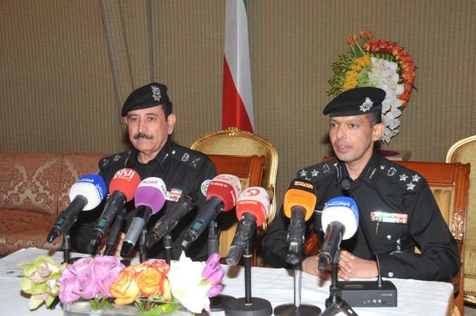 العميد عادل الحشاش بجانب المهنا خلال المؤتمر محمد هاشم
