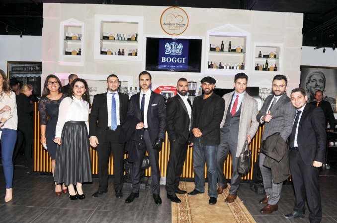عدد من المشاركين مع سوزان مهدي ونور ناصر قاسم باشا