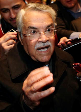 وزير النفط السعودي علي النعيمي مهونا من انخفاض اسعار النفط ومقللا من صعوبة اجتماع اوپيك اليوم فهل ينجح في مواجهة نظيره الايرانيروتيرز﻿