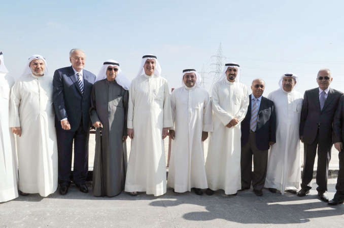 لقطة جماعية لقيادات الشركات والبنوك المشاركة في احتفالية وضع حجر الاساس للمرحلة الاخيرة من مجمع الافنيوز يتوسطهم محمد الشايع ﻿