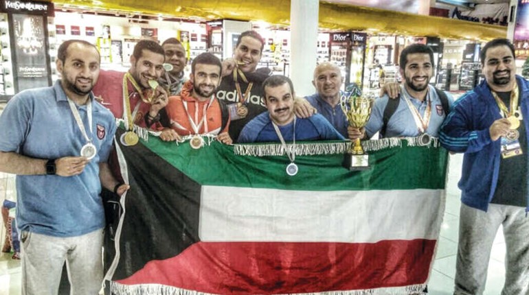 ابطال نادي النصر حاملين علم الكويت﻿
