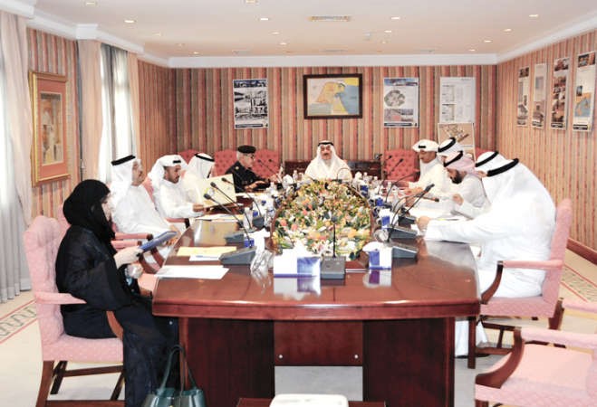 محافظ الجهراء خلال اجتماعه مع لجنة الاحتفالات بالمناسبات الوطنية