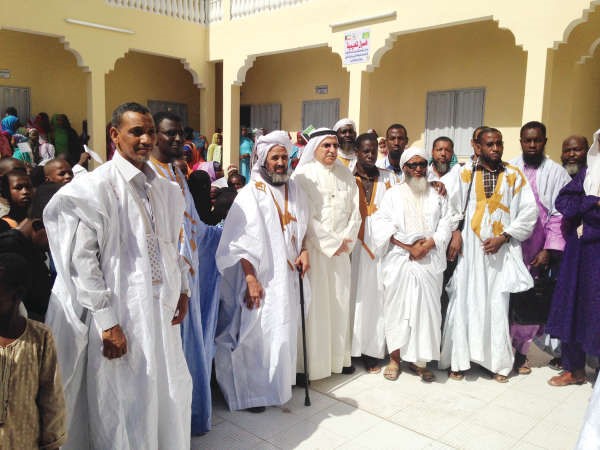 طلال العرب مع بعض المسؤولين في موريتانيا
