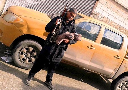 شاهد.. أول مولود في الدولة الداعشية يظهر للعالم في صورة من سوريا 