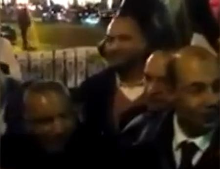 بالفيديو.. مذيع مصري يتعرض لصفعة في باريس.. ومناصروه يردون بالهتاف للسيسي