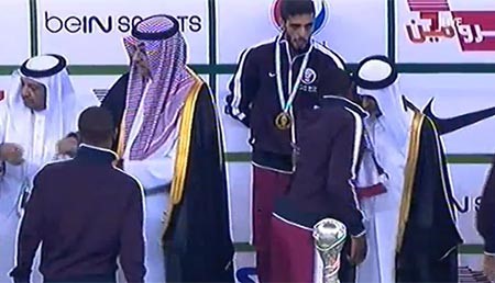 بالفيديو.. شاهد.. لاعب المنتخب القطري يرقص ويتمايل على منصة التتويج 
