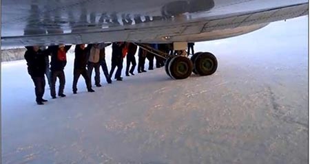 بالفيديو والصور.. ركاب طائرة روسية يدفعونها بأيديهم لتتمكن من الطيران بعدما تجمدت بدرجة 52 تحت الصفر