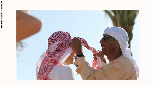 وهنالك سبب لارتداء الغطاء التقليدي للراس في هذه الرحلة، اذ يمنع هذا الغطاء وصول الرمال المتطايرة عن السيارات الى رؤوس الركاب