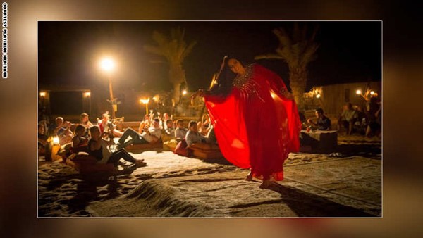 الرقص الخليجي يعتبر جزءا من الانشطة الترفيهية في المخيم، على الحان الناي والربابة