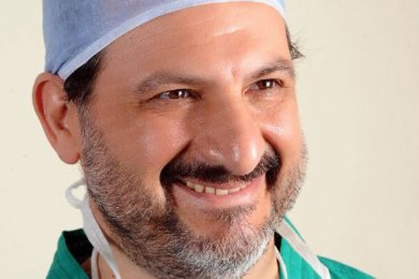 بالصور.. خالد الصاوي يحتفل بعيد ميلاده بـ"الجلابية" في المستشفى