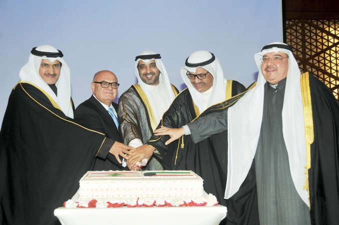 الشيخ محمد العبدالله وضاري العجران وجاسم المباركي وعبدالحميد الفيلكاوي يشاركون السفير اللبناني قطع كيكة الاحتفال﻿