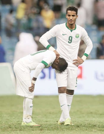 نايف هزازي يواسي زميله نواف العابد عقب المباراةالازرقكوم