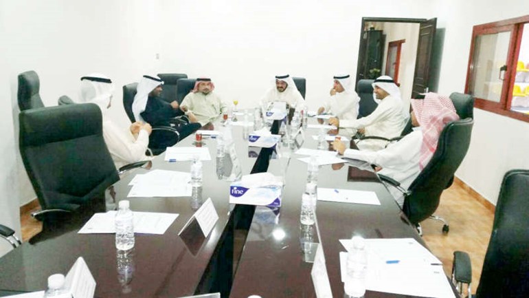 عبيد العنزي خلال ترؤسه الاجتماع
