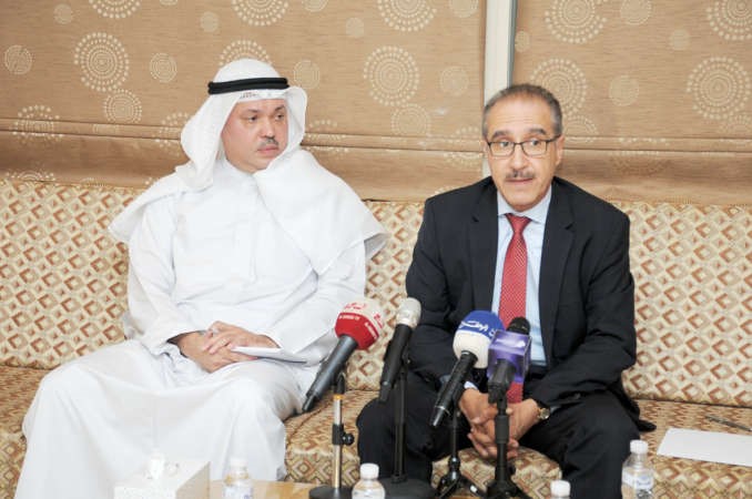 د رضا الخياط متحدثا والى جانبه د احمد المنيس	 انور الكندري﻿