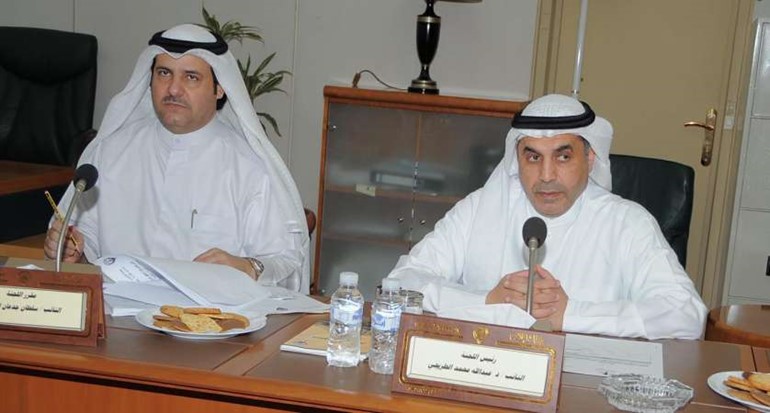 د عبدالله الطريجي وسلطان اللغيصم اثناء اجتماع اللجنة