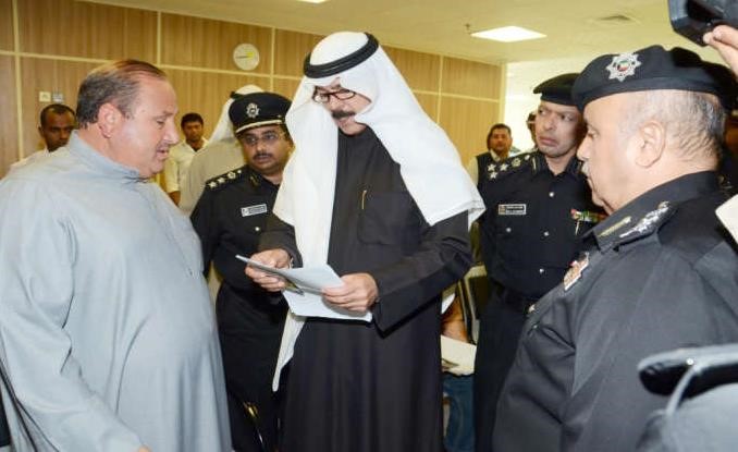 الخالد يستمع الى شكاوى وملاحظات المراجعين من مختلف الجنسيات ﻿
