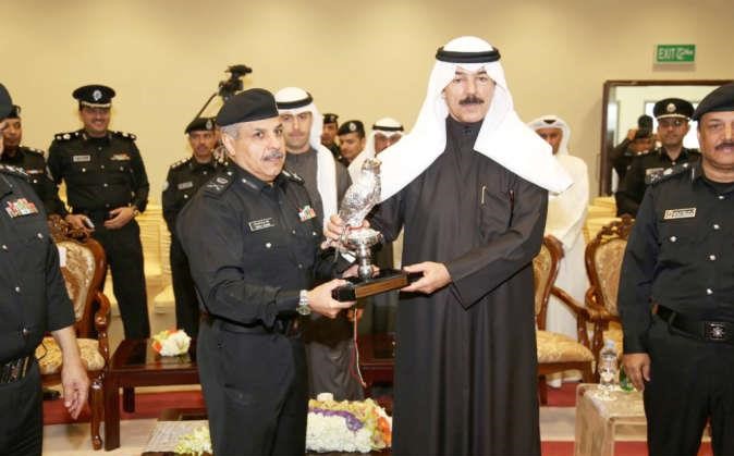  الشيخ مازن الجراح يسلم الشيخ محمد الخالد درعا تذكارية﻿