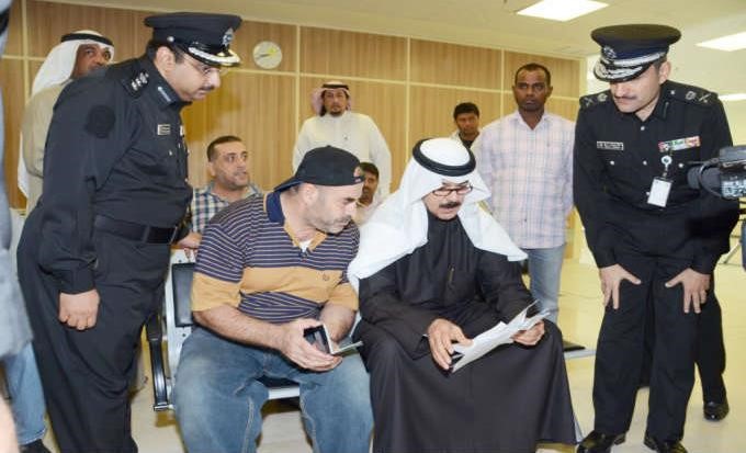 ويطلع على معاملة احد المقيمين﻿