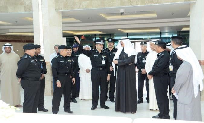 الخالد مستمعا لشرح من اللواء طلال معرفي﻿