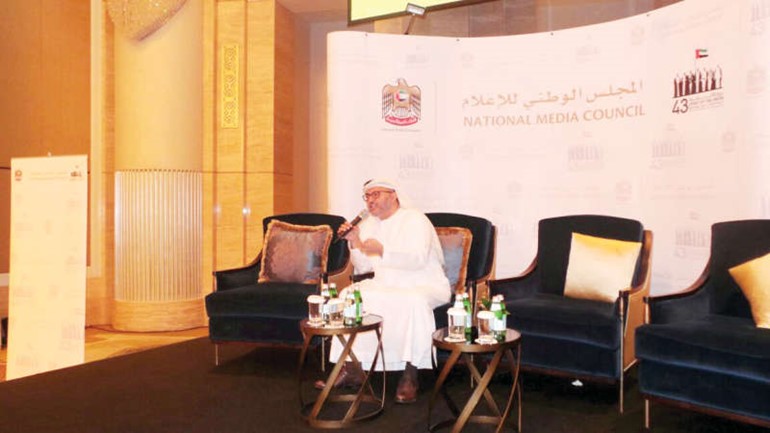 وزير الدولة للشؤون الخارجية الاماراتية دانور قرقاش متحدثا للوفد الاعلامي﻿