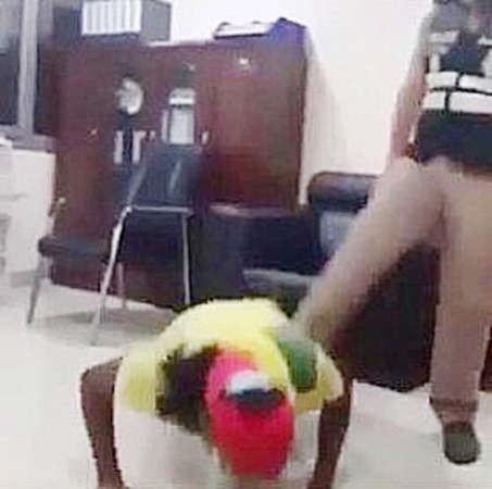 لقطة من الفيديو الذي يظهر فيه الملازم والاسيوي﻿