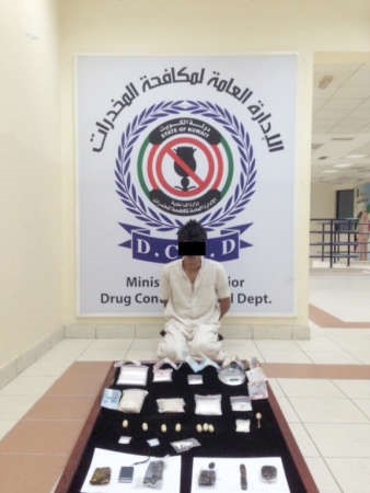  البدون في مقر المكافحة وامامه المضبوطات ﻿