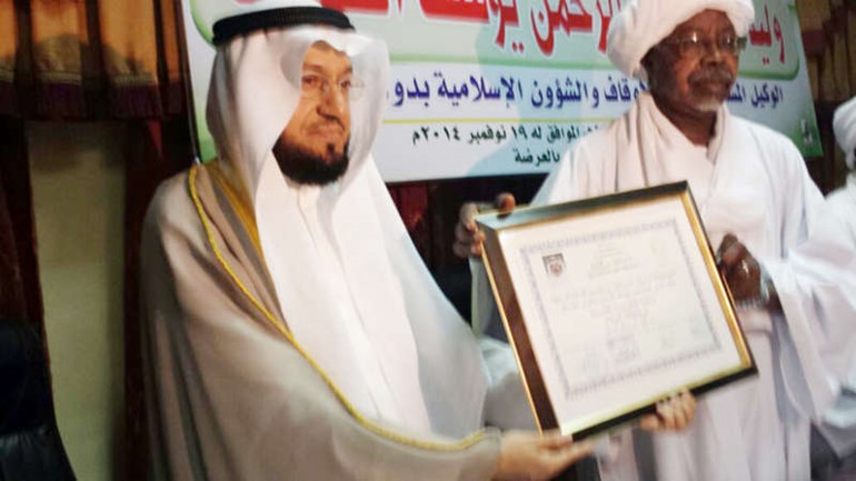 وليد الشعيب يتسلم الدكتوراه الفخرية من مدير جامعة ام درمان السودانية﻿