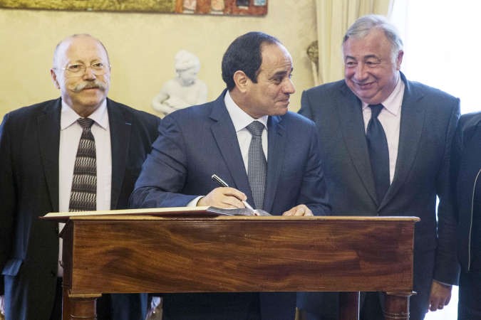 الرئيس المصري عبد الفتاح السيسي موقعا على دفتر الضيوف خلال زيارته مجلس الشيوخ الفرنسيافپ