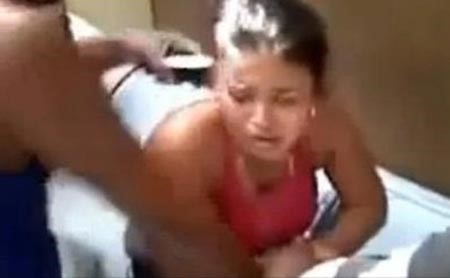 بالفيديو.. رجل يحلق شعر زوجته الخائنة أمام أصدقائه