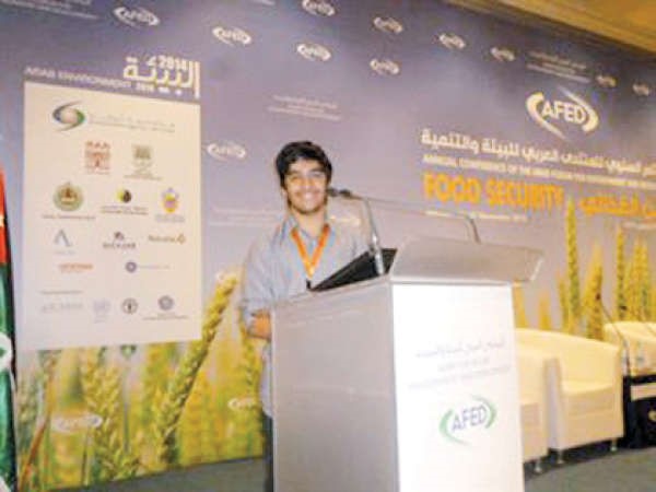 الطالب يوسف الرامزي خلال مشاركته في المؤتمر السنوي للمنتدى العربي