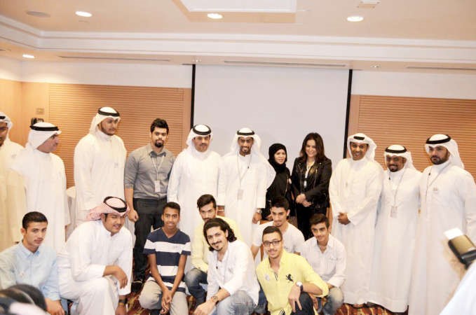 القائمون على المشروع في لقطة جماعية مع الخليفة والمضف﻿