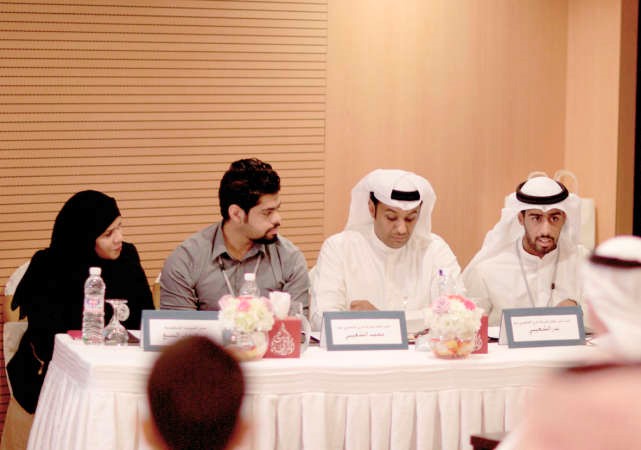 عريف المؤتمر مقدم البرامج طلال الماجد يتوسط الفنانين الشقيقين بدر ومحمد الشعيبي ووالدتهما﻿