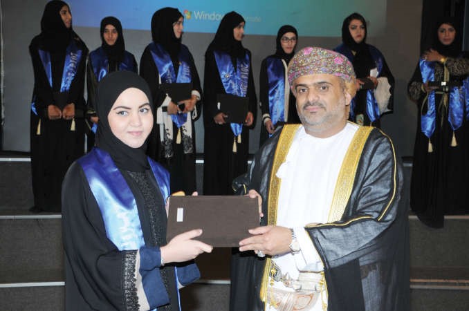 السفير حامد بن سعيد ال ابراهيم مكرما احدى الخريجات 	انور الكندري﻿