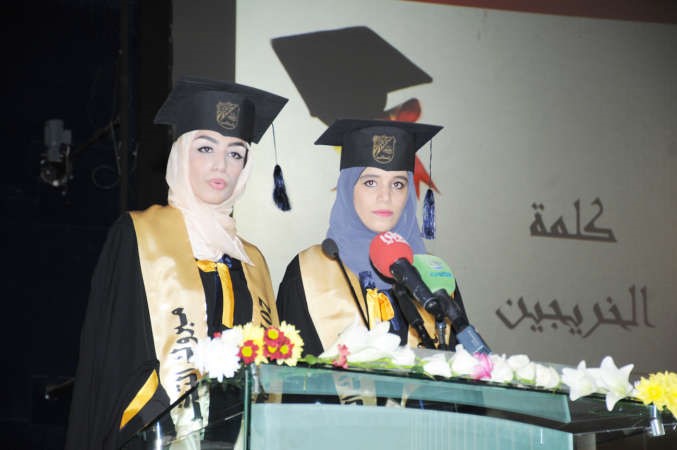 افراح الذهلي وامنة الشحي تلقيان كلمة الخريجات﻿