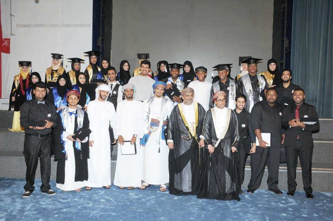 السفير حامد بن سعيد ال ابراهيم مع كوكبة من الخريجين والخريجات﻿