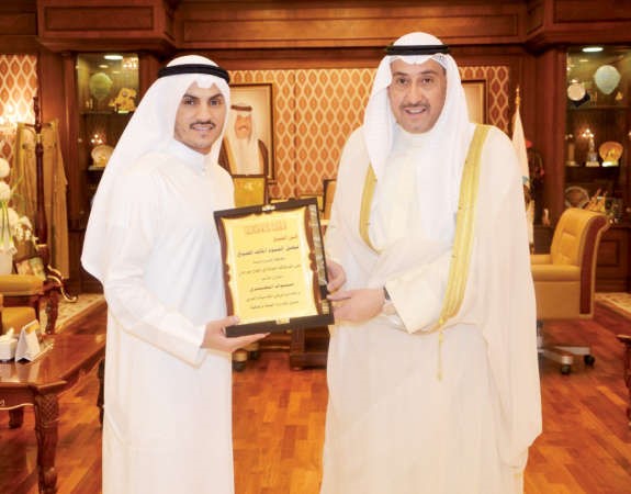 الشيخ فيصل الحمود يتسلم درعا تذكارية من نواف المطيري﻿
