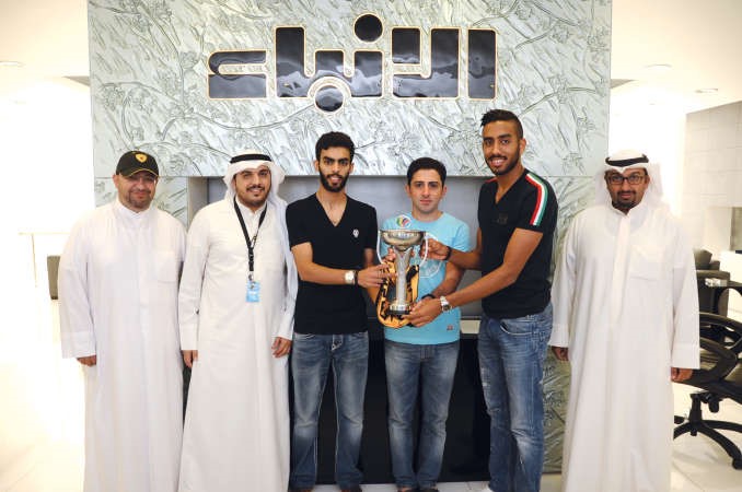 الزميل مدير التحرير محمد الحسيني والزميل عبدالعزيز جاسم يتوسطان احمد الظفيري وفيصل سعيد واحمد الرمضان وفاروق العوضيهاني الشمري
